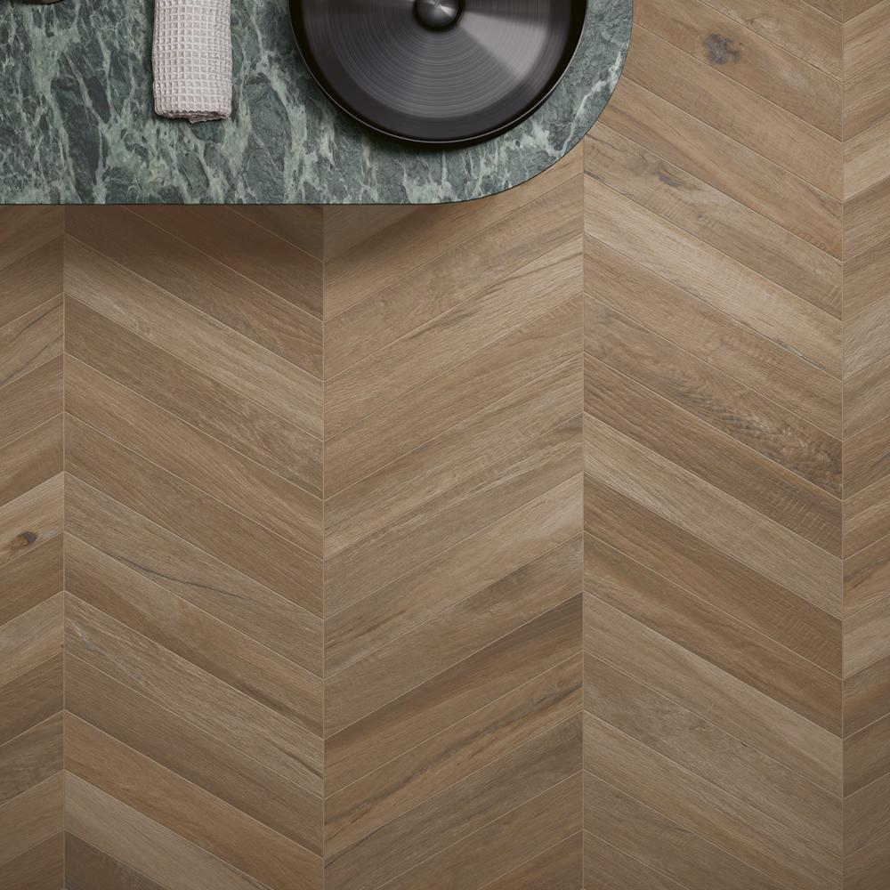 chevron mintas klasszikus tolgy keramia padlolap jarolap csempe rusztikus barna natur olajzott furdoszoba fagyallo csuszasmentes.jpg